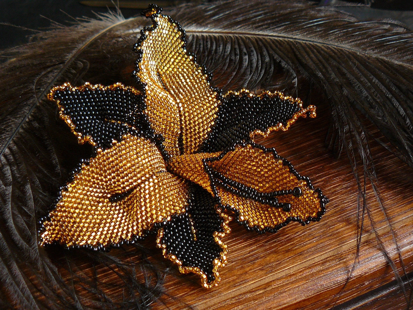 Perlen Brosche/Haarspange, Blumenbrosche, Cabrio Blume, Gold Und Schwarz, Statement Schmuck, Haarspange, Große Blumenbrosche Perlen Brosche/Haarspange, Blumenbrosche, Cabrio Blume, Gold Und Schwarz, Statement Schmuck, Haarspange, Große Blumenbrosche von FottiniyaBeads