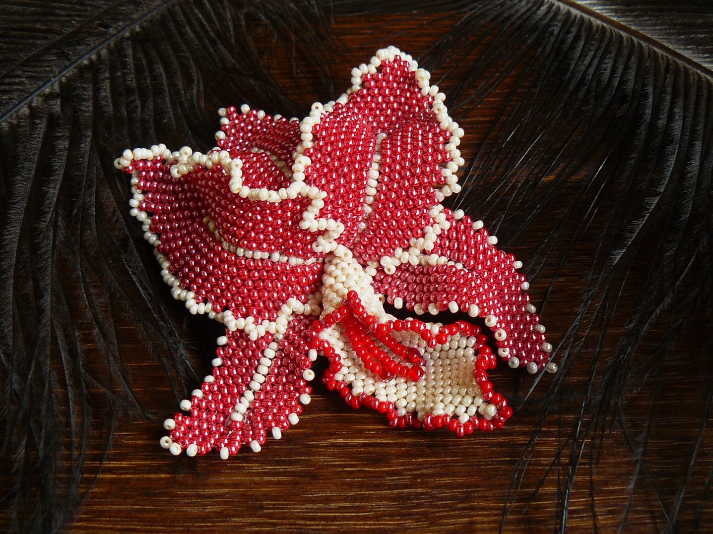 Perlen Brosche/Haarspange, Blumenbrosche, Cabrio Blume, Rot Und Weiß, Statement Schmuck, Haarspange, Große Blumenbrosche Perlen Brosche/Haarspange, Blumenbrosche, Cabrio Blume, Rot Und Weiß, Statement Schmuck, Haarspange, Große Blumenbrosche von FottiniyaBeads