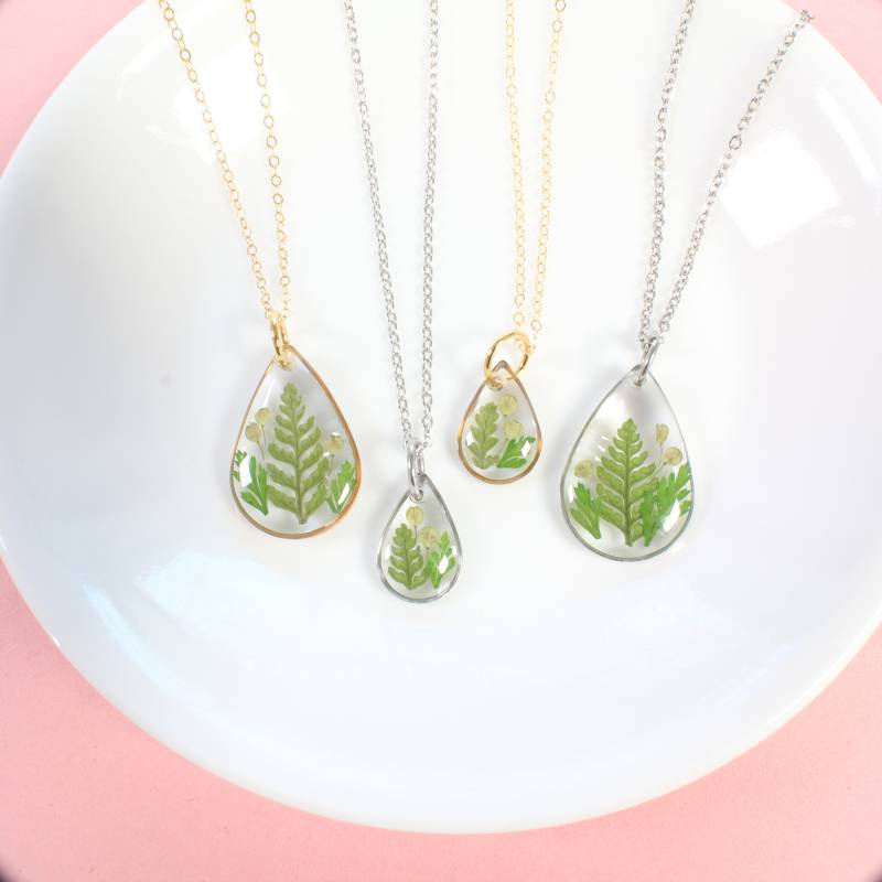 Echte Farnblatt Halsketten, Gemischte Blatt Teardrop Anhänger, Handgemachte Harz Gepresste Blumen Schmuck, Natur Pflanzenliebhaber, Wald, Grün Gold Echte Farnblatt Halsketten, Gemischte Blatt Teardrop Anhänger, Handgemachte Harz Gepresste Blumen Schmuck, Natur Pflanzenliebhaber, Wald, Grün Gold von FoundKept