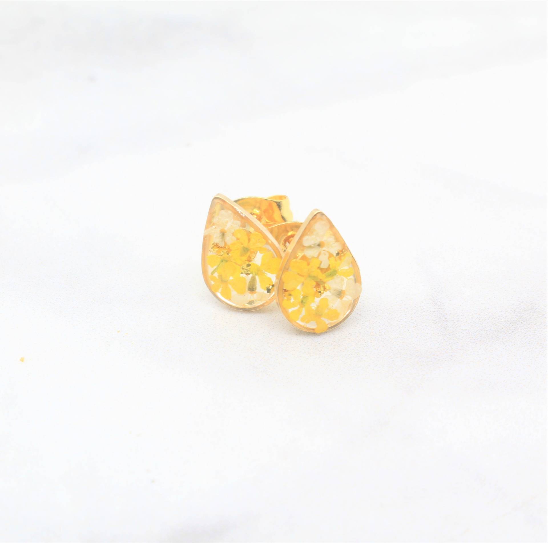 Gepresste Blumen Ohrstecker, Gelb, Weiß, Gold Teardrop Beiträge, Trockene Ohrringe, Schmuck, Echte Gepresste Blumen Ohrstecker, Gelb, Weiß, Gold Teardrop Beiträge, Trockene Ohrringe, Schmuck, Echte von FoundKept