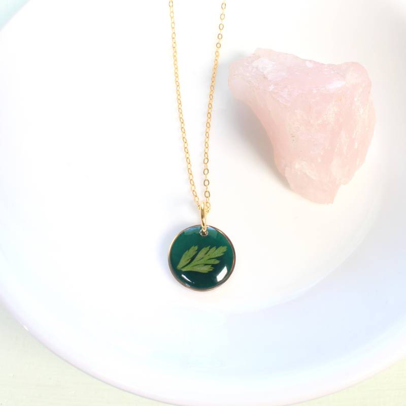 Grüne Farn Blatt Anhänger Halskette, Kleine Zierliche Handgemachte Harz Schmuck, Tief Dunkles Smaragd, Natur Liebhaber Geschenk, Minimalistisch Grüne Farn Blatt Anhänger Halskette, Kleine Zierliche Handgemachte Harz Schmuck, Tief Dunkles Smaragd, Natur Liebhaber Geschenk, Minimalistisch von FoundKept