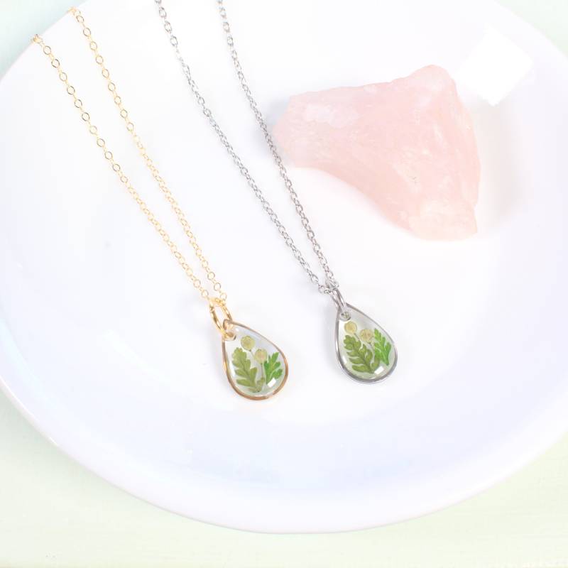 Kleine Farn Halsketten, Echtes Gepresstes Farnblatt in Harz, Handgemachter Natur Pflanzen Schmuck, Wald Halskette, Tropfen Anhänger, Gold Filled Kleine Farn Halsketten, Echtes Gepresstes Farnblatt in Harz, Handgemachter Natur Pflanzen Schmuck, Wald Halskette, Tropfen Anhänger, Gold Filled von FoundKept