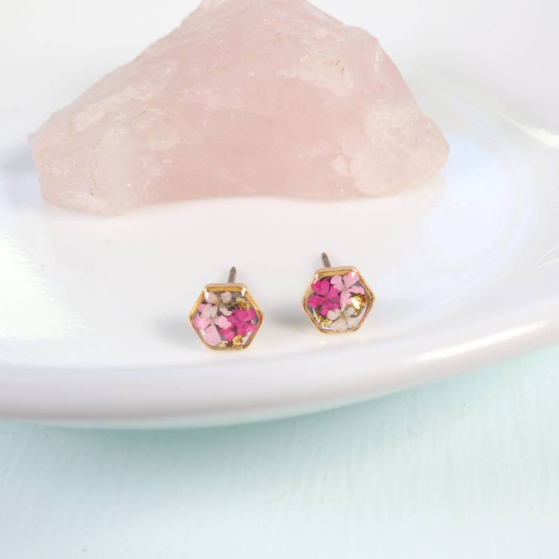 Kleine Gepresste Blumen Ohrstecker, Harz Mikro Schmuck, Handgemachte Hexagon Hypoallergene Titan, Teeny, Gold, Silber von FoundKept