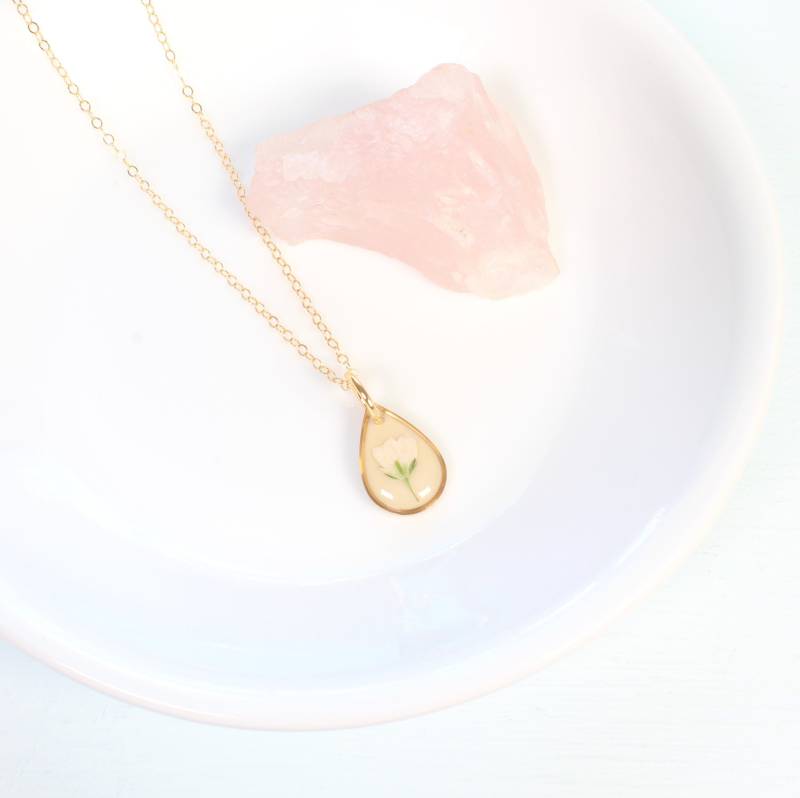 Kleine Schleierkraut Halskette, Anhänger Weiße Gepresste Blume, Beige, Handgemachter Harz Schmuck, Zierlich, Natur Geschenk, Minimalistisch Kleine Schleierkraut Halskette, Anhänger Weiße Gepresste Blume, Beige, Handgemachter Harz Schmuck, Zierlich, Natur Geschenk, Minimalistisch von FoundKept