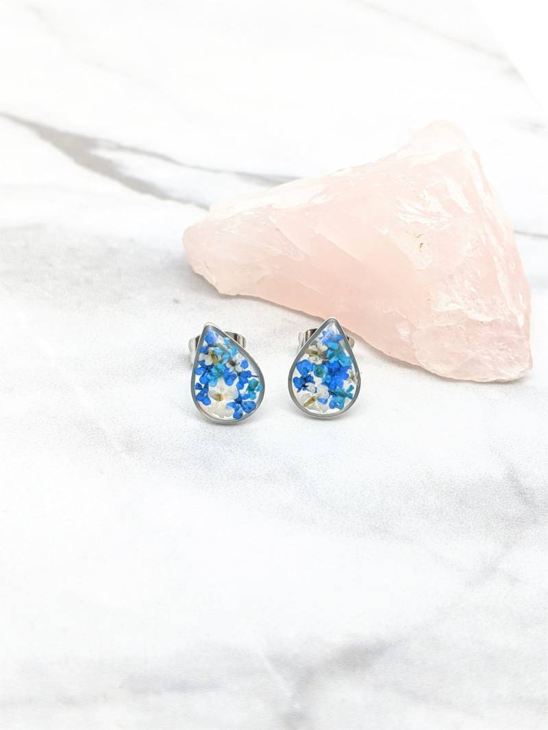 Ohrstecker Mit Gepressten Blumen, Marineblau, Petrol, Weiß, Tropfenförmige Ohrstecker, Hypoallergenes Titan Ohrstecker Mit Gepressten Blumen, Marineblau, Petrol, Weiß, Tropfenförmige Ohrstecker, Hypoallergenes Titan von FoundKept