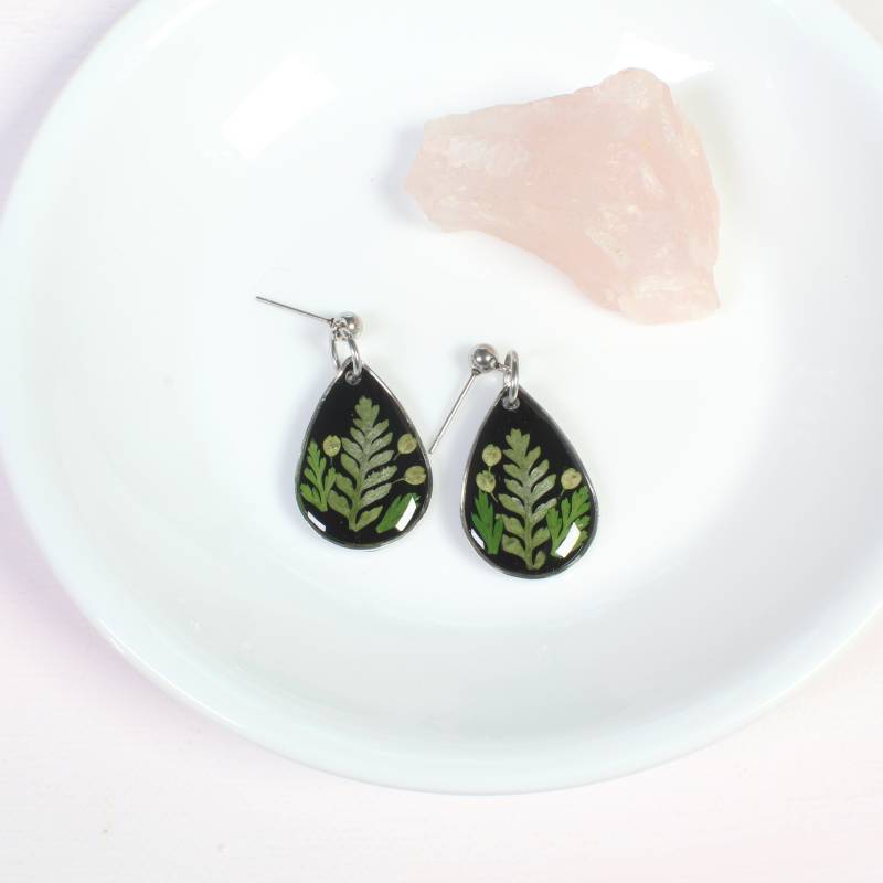 Pflanzen Ohrringe, Schwarz Mit Grünen Farn Blättern, Handgemachte Harz Schmuck, Botanisch, Gepresste Blume Dangles, Natur Geschenk, Waldschmuck Pflanzen Ohrringe, Schwarz Mit Grünen Farn Blättern, Handgemachte Harz Schmuck, Botanisch, Gepresste Blume Dangles, Natur Geschenk, Waldschmuck von FoundKept