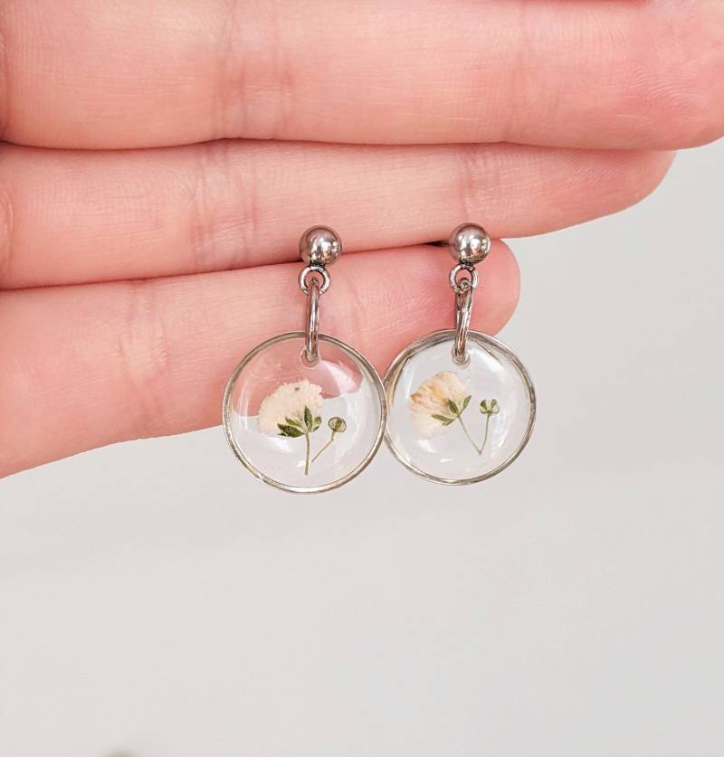 Silberne Schleierkraut Ohrringe, Kleine Gepresste Blume Kugel Ohrstecker, Handgemachter Harz Schmuck, Weiße Zierlich, Boho Silberne Schleierkraut Ohrringe, Kleine Gepresste Blume Kugel Ohrstecker, Handgemachter Harz Schmuck, Weiße Zierlich, Boho von FoundKept