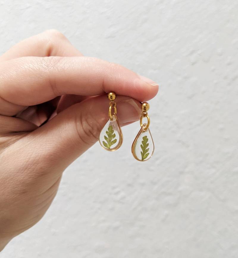 Winzige Farn Ohrstecker, Kleine Blatt Geschenk Für Naturliebhaber, Harz Echte Pflanzen Schmuck, Gepresste Blumen Ohrringe, Zierlich, Handgemacht Winzige Farn Ohrstecker, Kleine Blatt Geschenk Für Naturliebhaber, Harz Echte Pflanzen Schmuck, Gepresste Blumen Ohrringe, Zierlich, Handgemacht von FoundKept