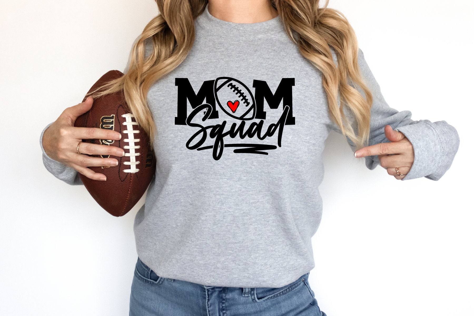 Football Mom Oversized Sweatshirt, Squad Shirt, Geschenk Für Mama Der Jungs Oder Mädchen, Mutter Fußballspieler, Shirts von FountainOfWishes