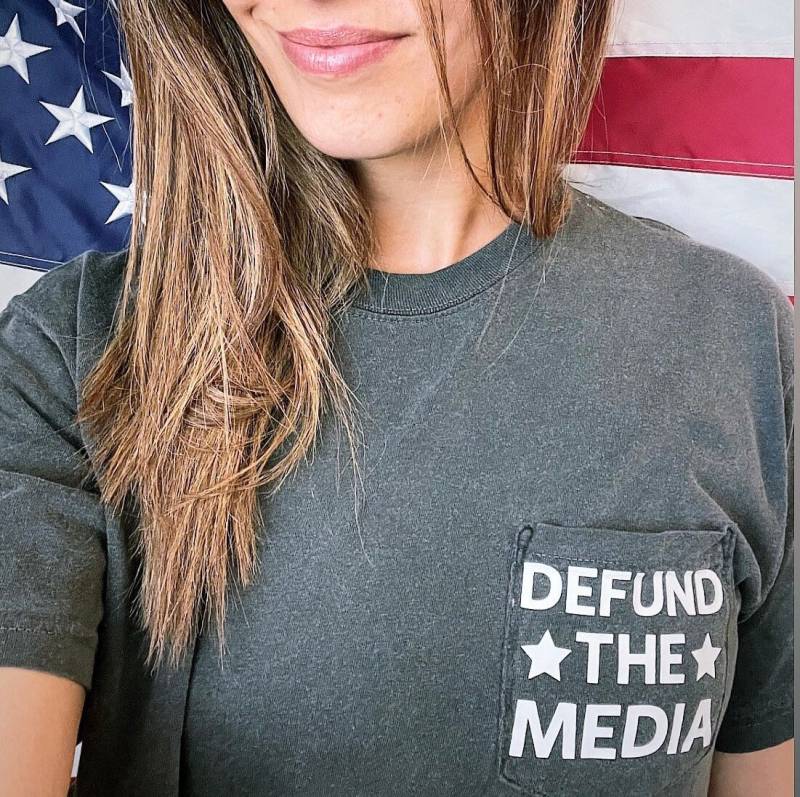 Defund The Media Loose Fit Weiß Gewaschen Unisex Taschen T-Shirt 100% Baumwolle von FourWildArrowsCo
