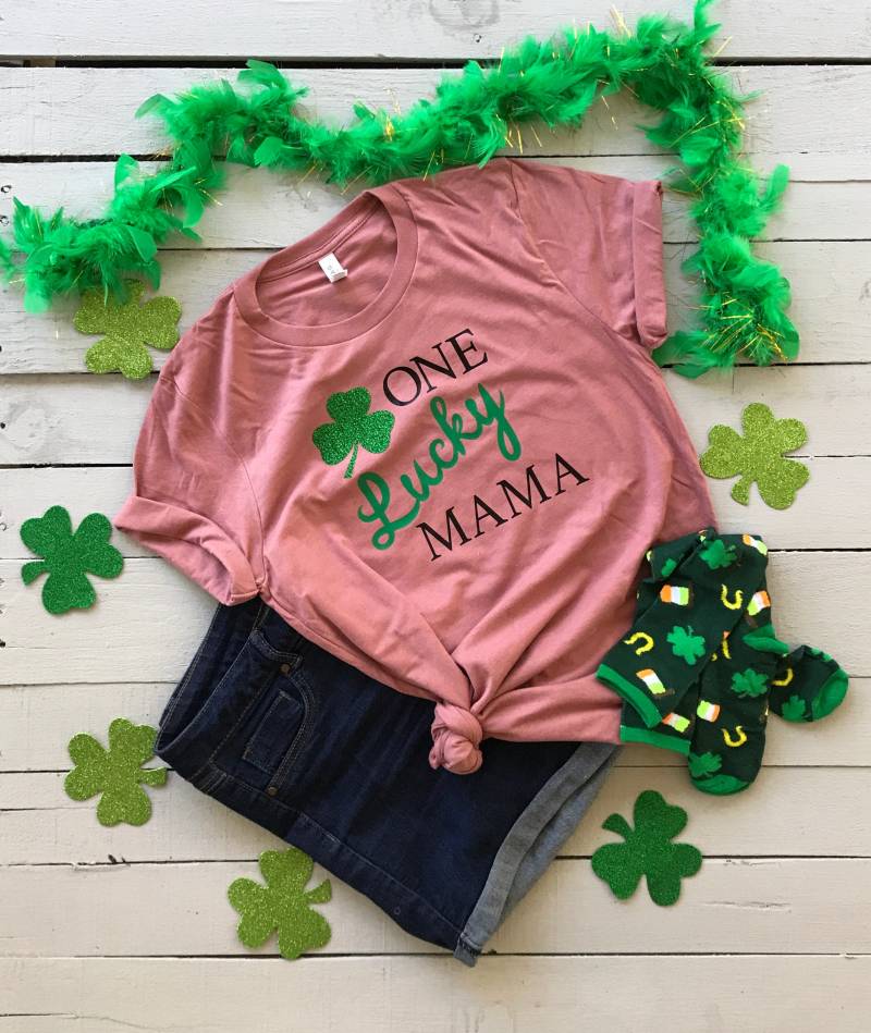 One Lucky Mama Shamrock St. Patricks Day T Shirt von FourWildArrowsCo