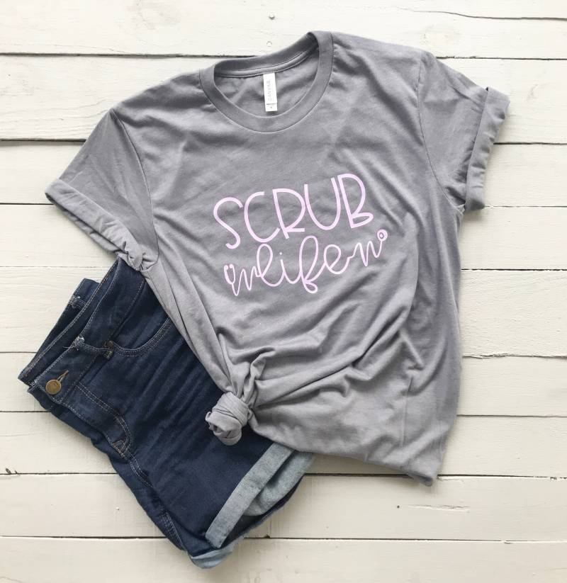 Scrub Life Shirt/Krankenschwester Rn von FourWildArrowsCo