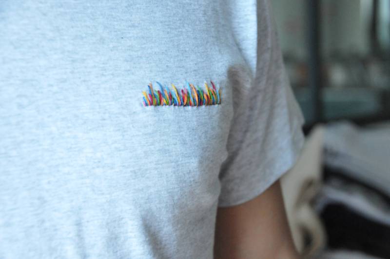 Anpassbares Handbesticktes T-Shirt Aus Bio-Baumwolle - Flamme von FourbiFleuri