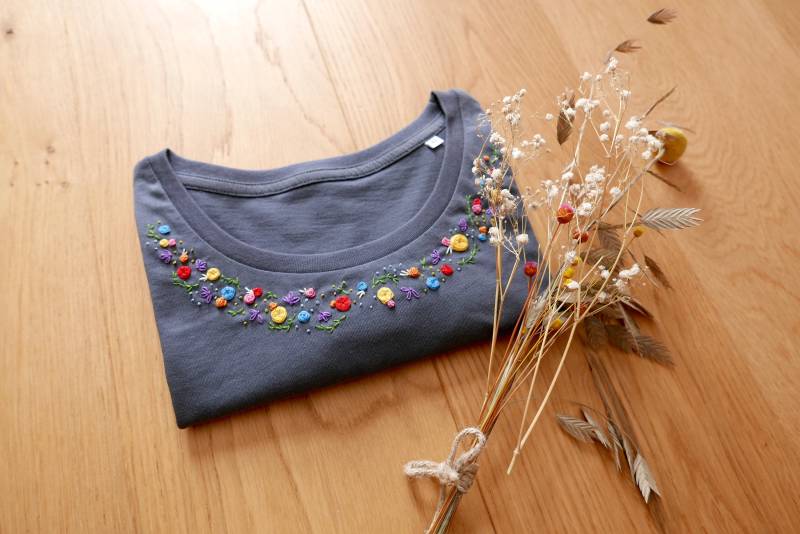 Anpassbares Handbesticktes T-Shirt Aus Bio-Baumwolle - Multicolor Flower Collar von FourbiFleuri
