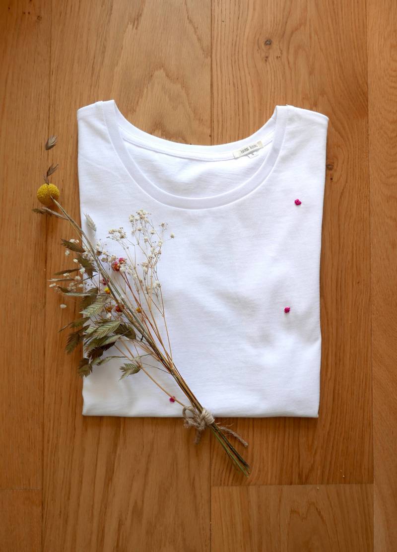Anpassbares Handbesticktes T-Shirt Aus Bio-Baumwolle - Parsemees Flowers von FourbiFleuri