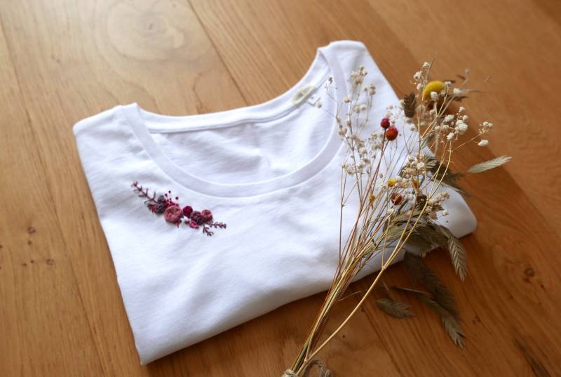 Anpassbares Handbesticktes T-Shirt Aus Bio-Baumwolle - Partially Blowered Collar von FourbiFleuri