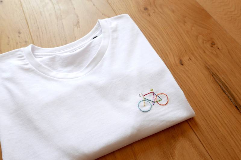 Anpassbares Handbesticktes T-Shirt Aus Bio-Baumwolle - Velo Multicolore von FourbiFleuri