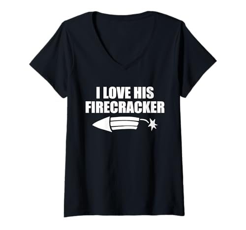 Damen I Love His Firecracker Matching Couple Damen 4. Juli T-Shirt mit V-Ausschnitt Damen I Love His Firecracker Matching Couple Damen 4. Juli T-Shirt mit V-Ausschnitt von Fourth Of July Novelty Apparel