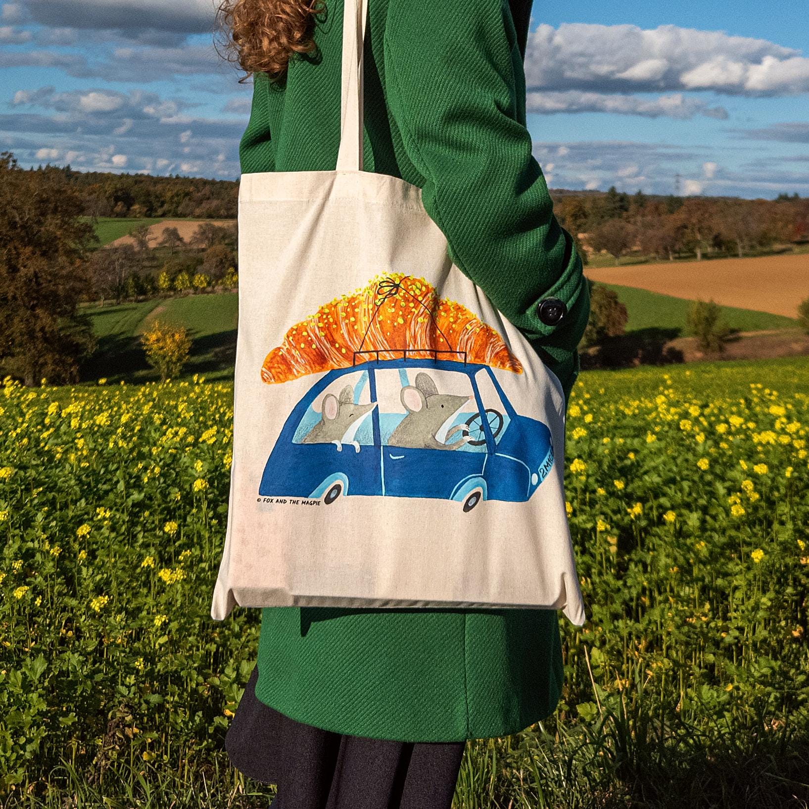 Pistazien Croissant Einkaufstasche/Baumwollstoff-Tasche Tier Tragetasche Illustrierte Tasche Büchertasche Für Mäuse Und Gebäck-Liebhaber Pistazien Croissant Einkaufstasche/Baumwollstoff-Tasche Tier Tragetasche Illustrierte Tasche Büchertasche Für Mäuse Und Gebäck-Liebhaber von FoxAndtheMagpieShop