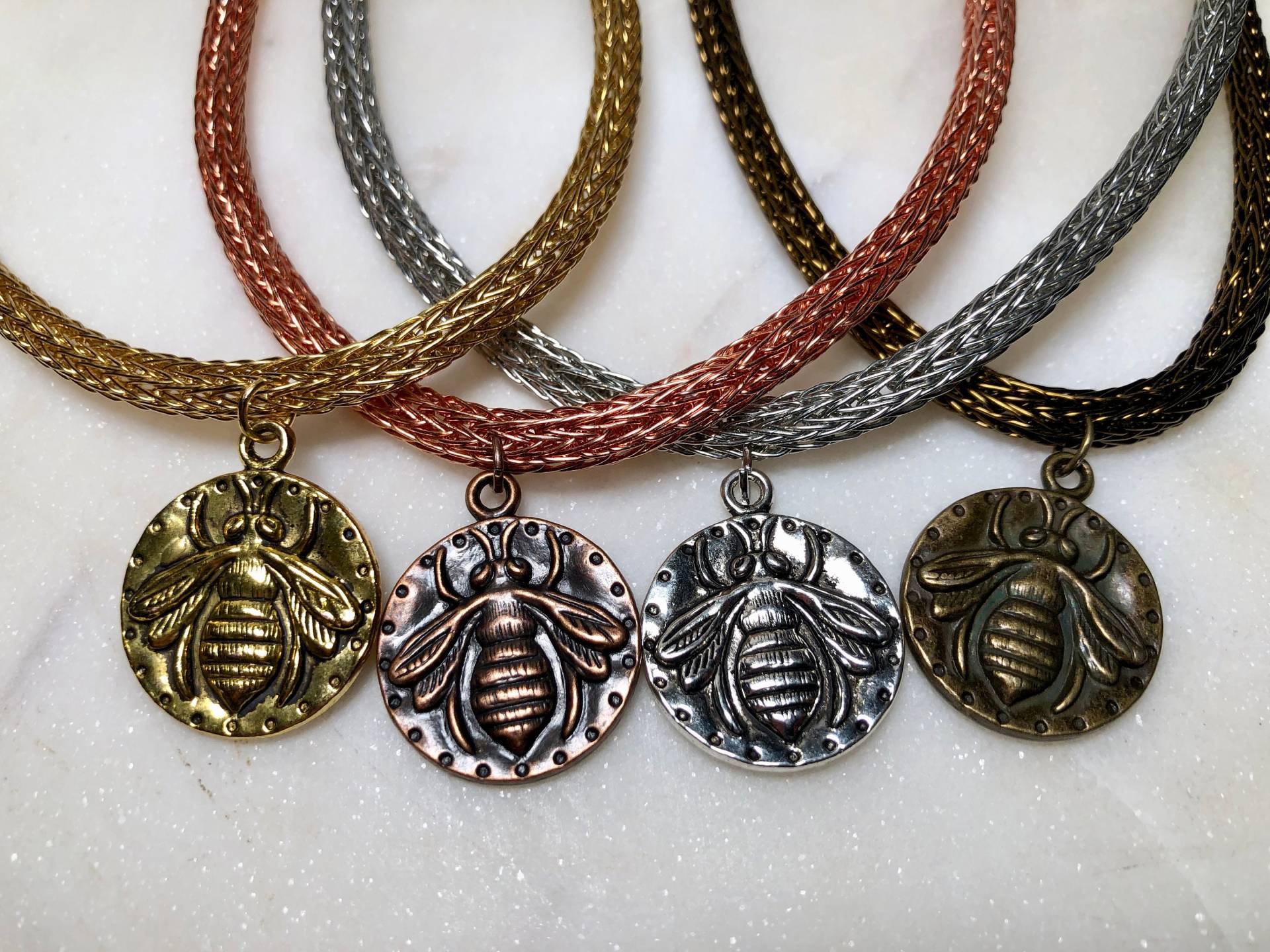 Queen Bee Medaillon Münze Viking Knit Halskette - Münz Schmuck Insekt Käfer Pagan Mode Witchy von FoxBonesJewelry