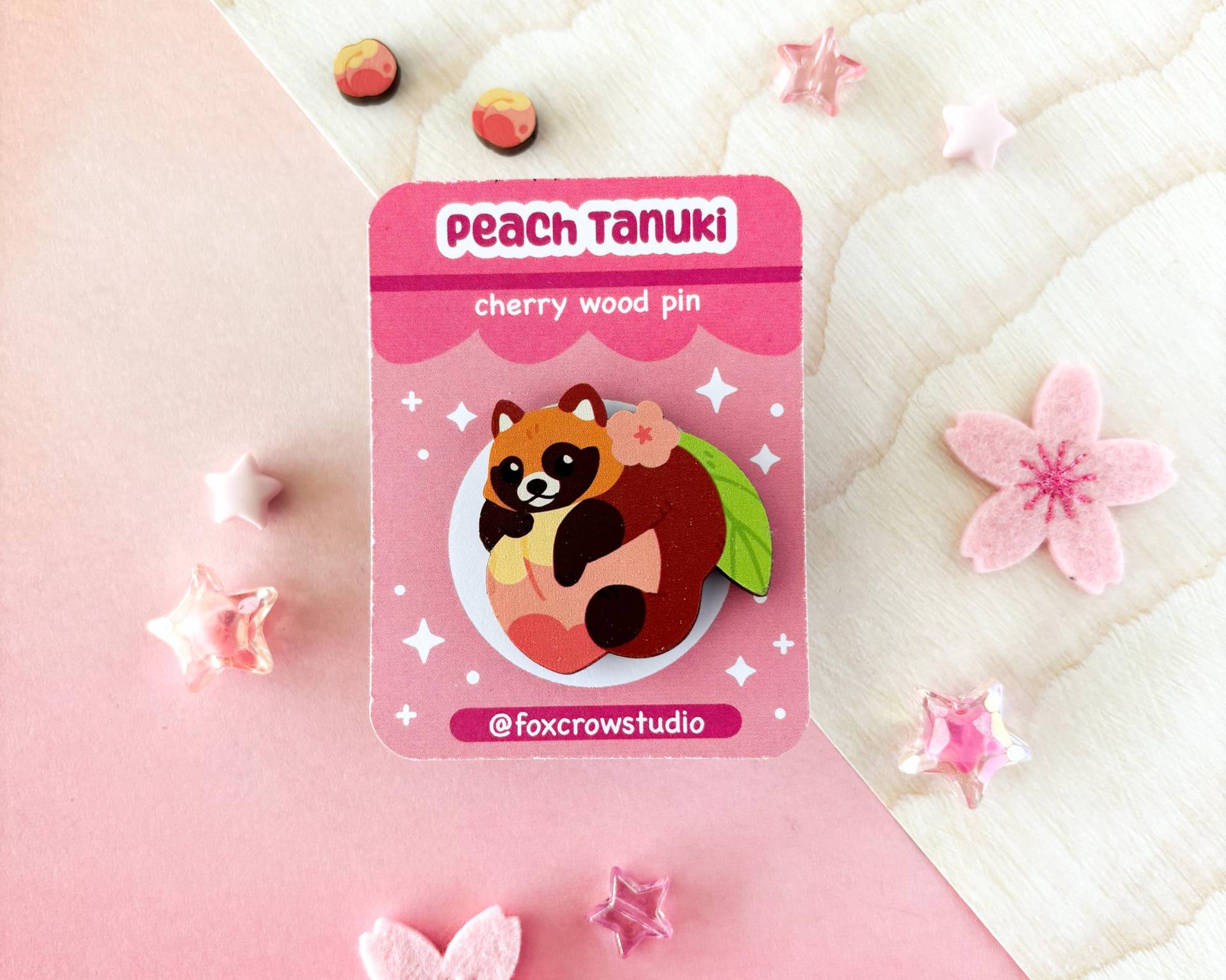 Peach Tanuki Pin Und Magnet von FoxCrowShop