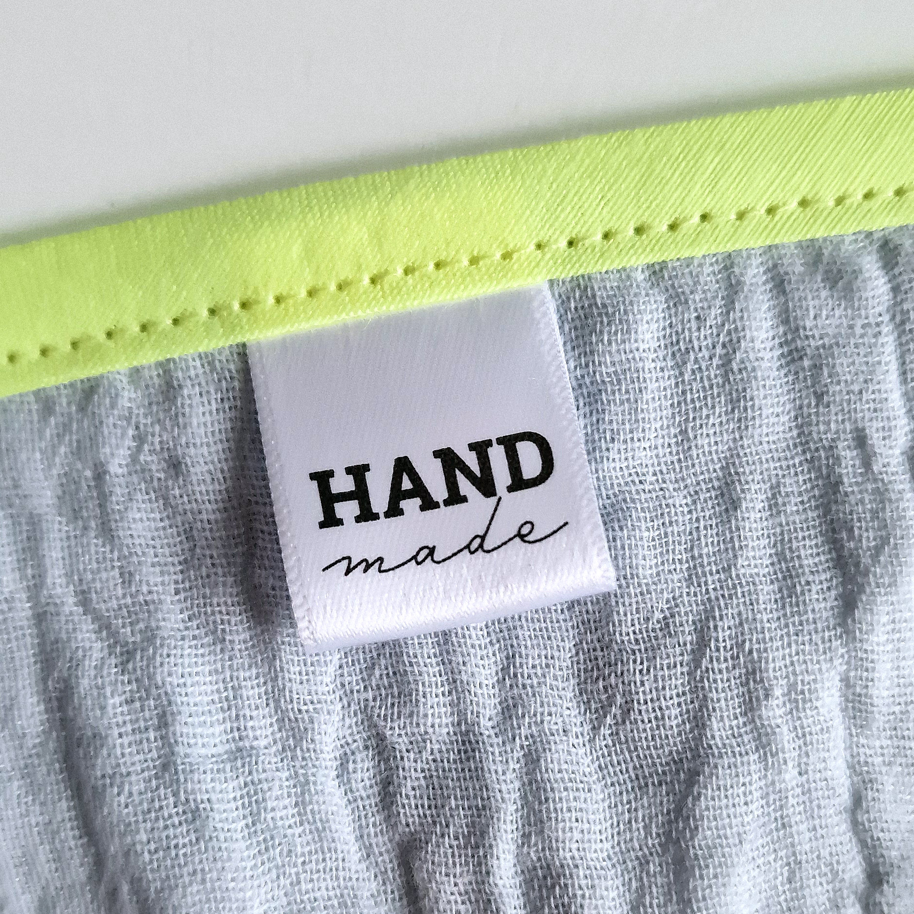 10 Handmade Satin Labels Mit Herz, 2x2 cm Zum Einnähen, Webetiketten, Stofflabel Handgemacht Liebe, Weiche Einnähetiketten 10 Handmade Satin Labels Mit Herz, 2x2 cm Zum Einnähen, Webetiketten, Stofflabel Handgemacht Liebe, Weiche Einnähetiketten von FoxCutsDE