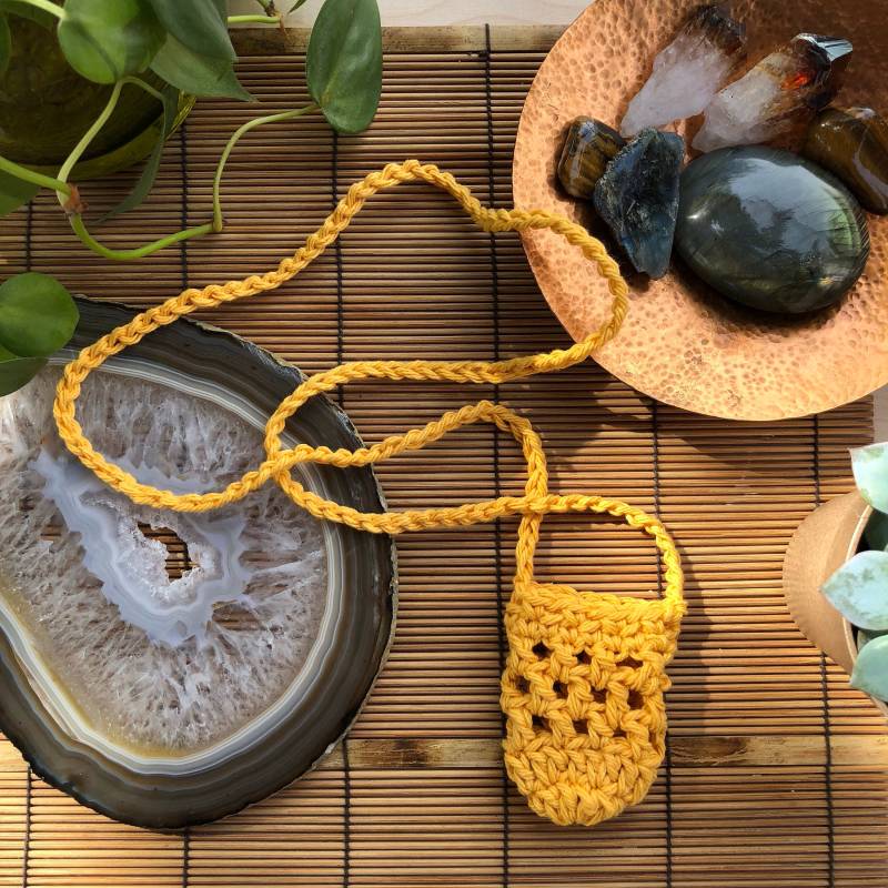 Gehäkelte Kristallbeutel-Halskette Gehäkelte Kristallbeutel-Halskette von FoxDenHandcrafts