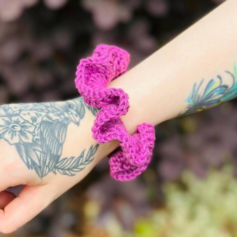 Pinkes Scrunchie Gehäkelt - Handgemachtes Haargummi Für Damen | Dutt & Zopf Accessoire von FoxKnotDesign