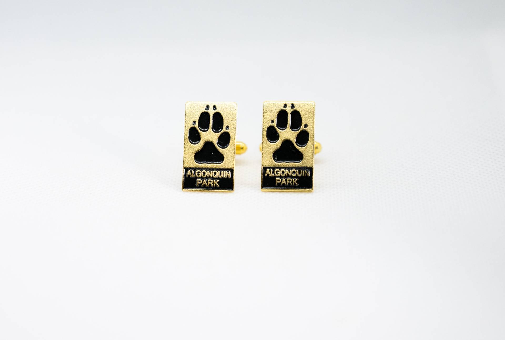Emaille Manschettenknöpfe -Algonquin Park Gold Und Black Wolf Paw Pin von FoxLinkDesign