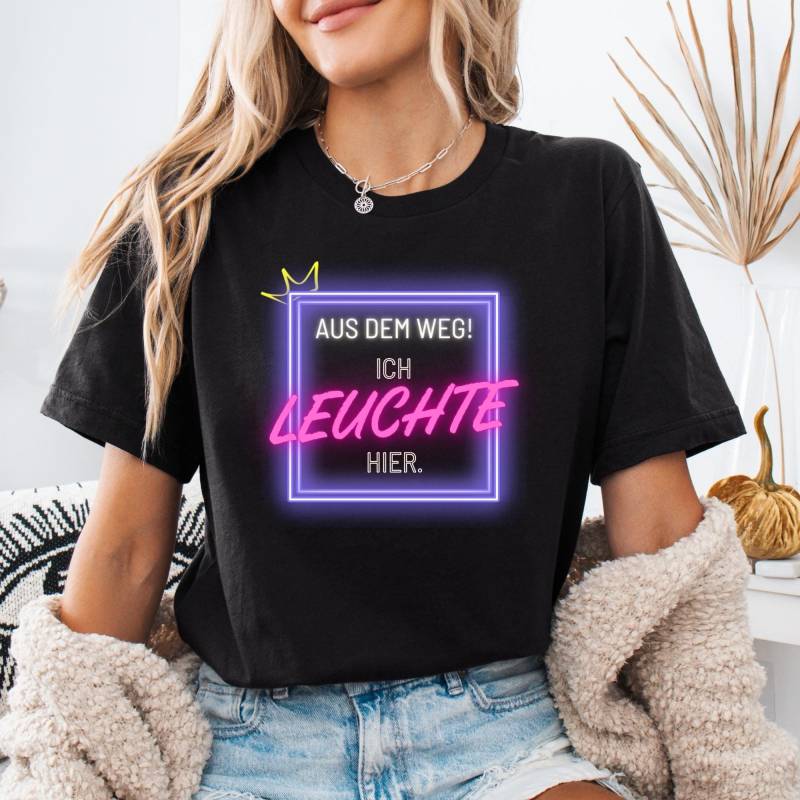 Foxwits Shirt Aus Dem Weg Ich Leuchte Hier Frontprint Schwarz Bella Canvas 3001 Neon Statement Geschenk Lustig Auffallen von FoxWits