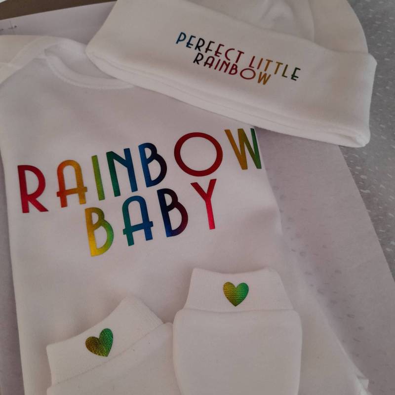 Regenbogen-Baby-Geschenkset, Weste, Mütze Und Handschuhe Set, Neugeborenen-Geschenkset, Perfekter Kleiner Regenbogen, Neues Babygeschenk von FoxandRainbow