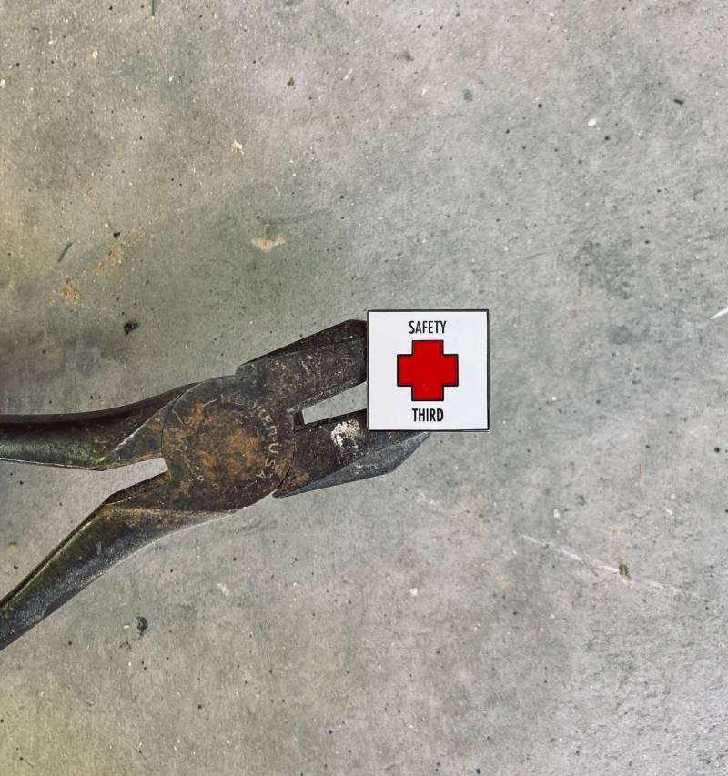 Sicherheit Dritte Hard Emaille Pin von FoxandSix