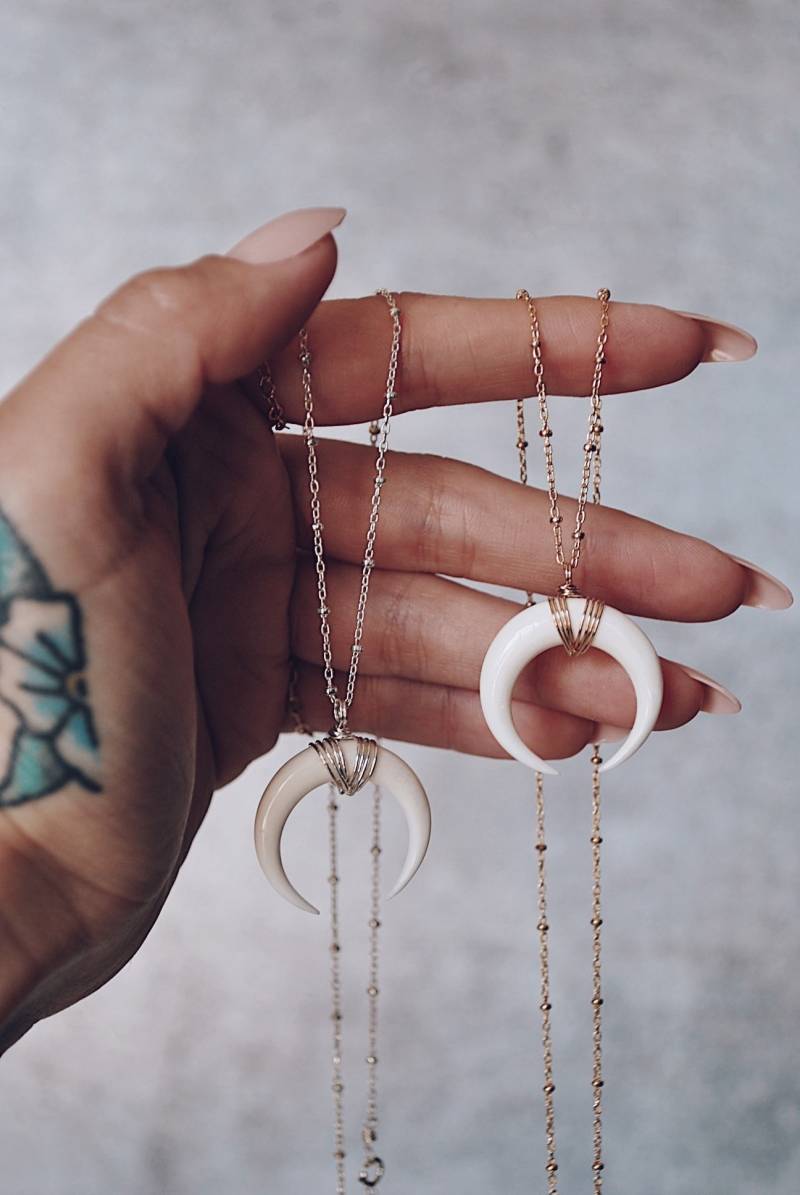 Mond Halskette, Halbmond Horn Kette, Doppel Weiße Boho Kette Mond Halskette, Halbmond Horn Kette, Doppel Weiße Boho Kette von Foxandrosethebrand