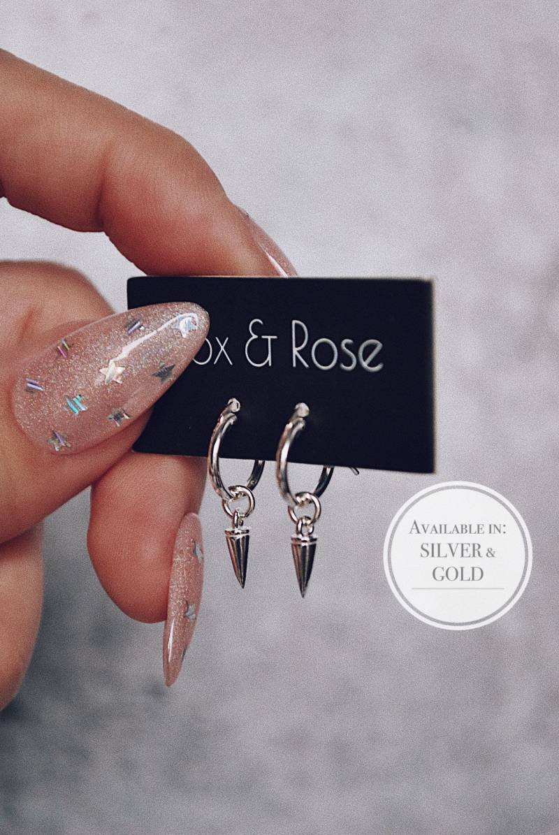 Spike Creolen, Kleine Charm Anhänger, Zierliche Kleine Creolen Mit Charme Spike Creolen, Kleine Charm Anhänger, Zierliche Kleine Creolen Mit Charme von Foxandrosethebrand