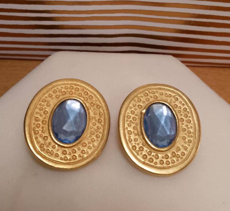 Große, Ovale, Goldfarbene Ohrclips Mit Blassblauem Strass, Gehämmertes Metall von Foxesncats