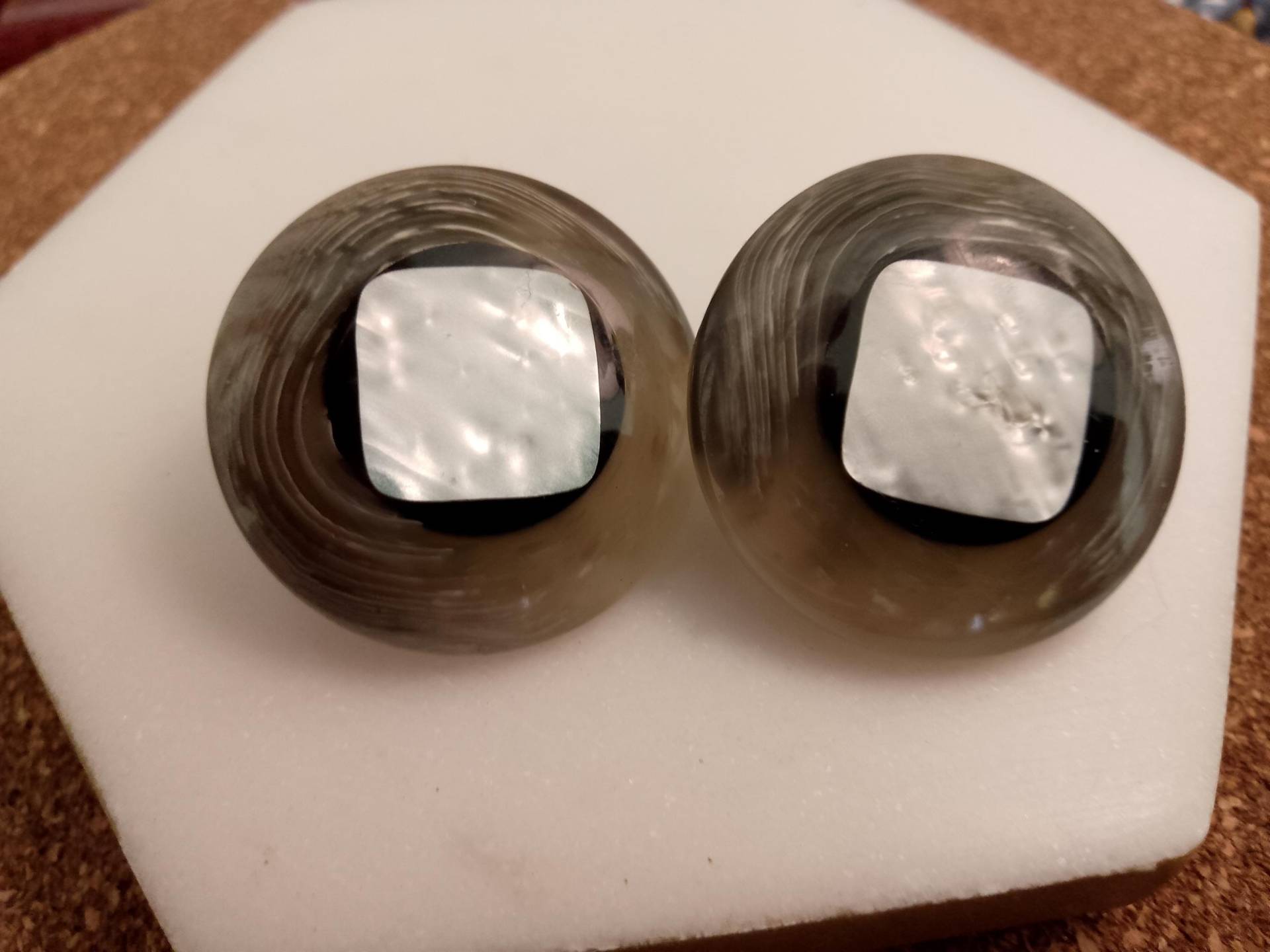 Große Runde Ohrstecker, Olivfarben Mit Perlmutt Inlay, D= , Vintage Style, 80Er Jahre von Foxesncats