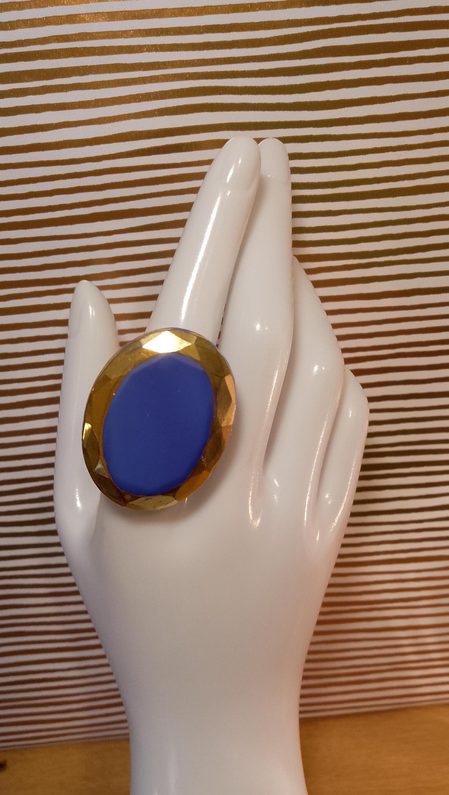 Großer Ovaler Ring, Blaues Flaches Cabochon Mit Vergoldeten Rändern Großer Ovaler Ring, Blaues Flaches Cabochon Mit Vergoldeten Rändern von Foxesncats