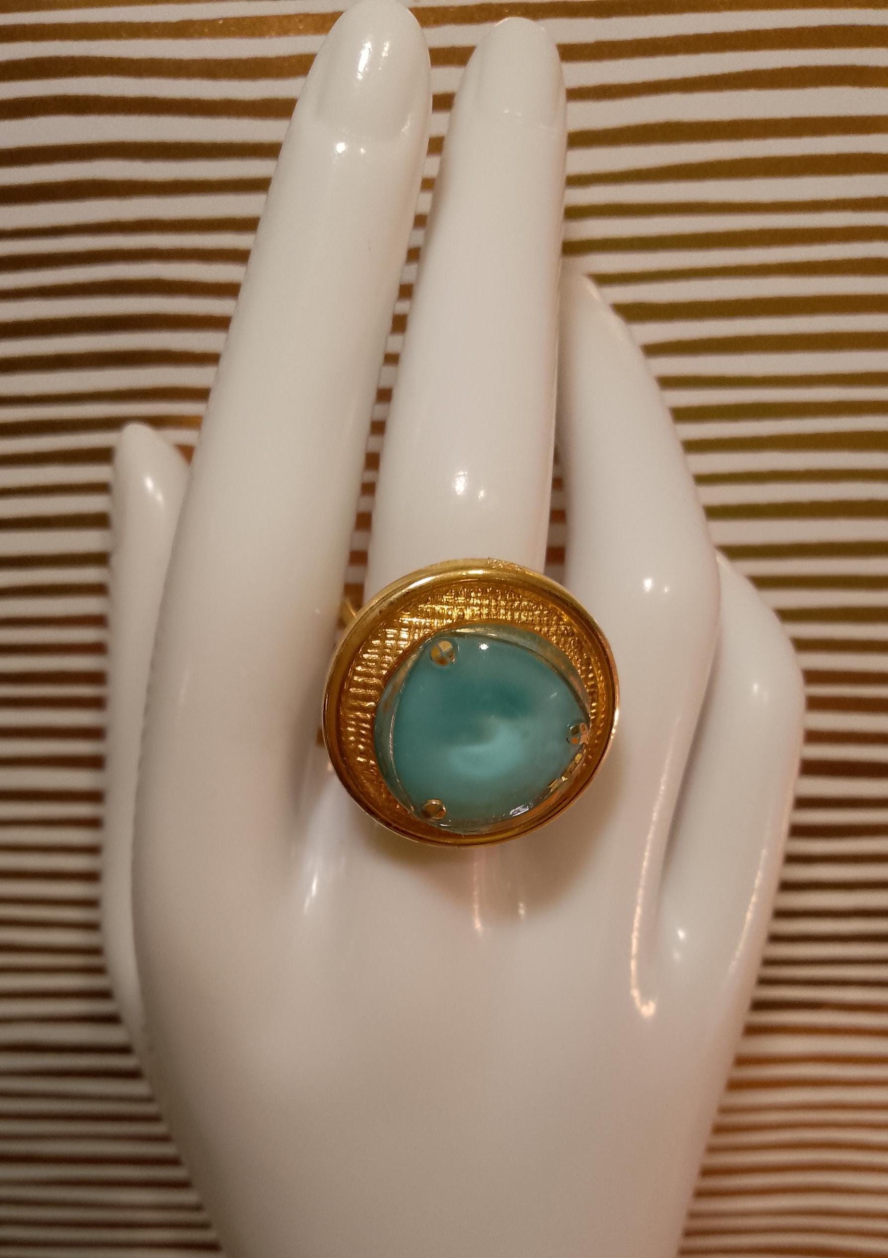 Großer Runder Ring Mit Auffälligem Blauem Glascabochon Auf Goldfarbener Basis, Größenverstellbar Großer Runder Ring Mit Auffälligem Blauem Glascabochon Auf Goldfarbener Basis, Größenverstellbar von Foxesncats