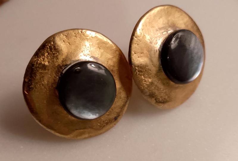 Handmade Antik Gold Ton Ohrstecker Mit Grau Perlmutt Handmade Antik Gold Ton Ohrstecker Mit Grau Perlmutt von Foxesncats