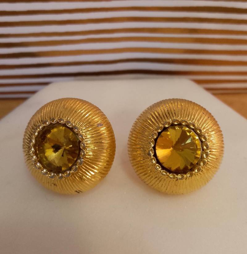 Runde Goldfarbene Ohrringe Mit Schimmernden Klaren Gelben Strasssteinen in Der Mitte Runde Goldfarbene Ohrringe Mit Schimmernden Klaren Gelben Strasssteinen in Der Mitte von Foxesncats