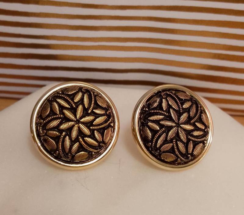 Runde Goldfarbene Ohrringe Mit Schwarzem Cabochon Aus Blumenmotiven Vergoldet, Ohrlöcher von Foxesncats