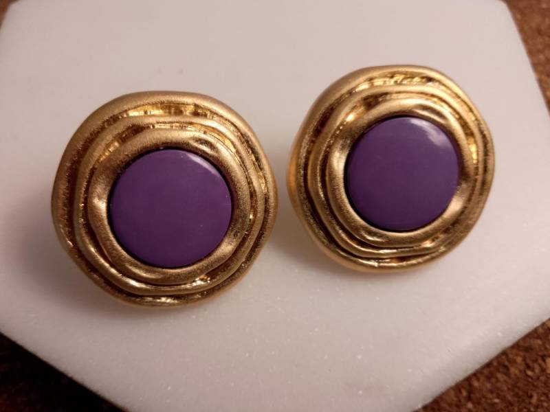 Runde Goldfarbene Ohrstecker Mit Violettem Cabochon, D=2, 4 cm, Leicht von Foxesncats