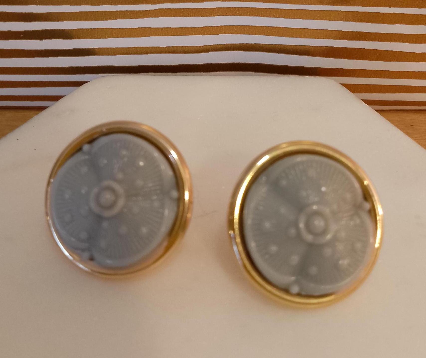 Runde Graue Cabochon Ohrringe, Blumen Design, Goldmontur, Ohrlöcher von Foxesncats