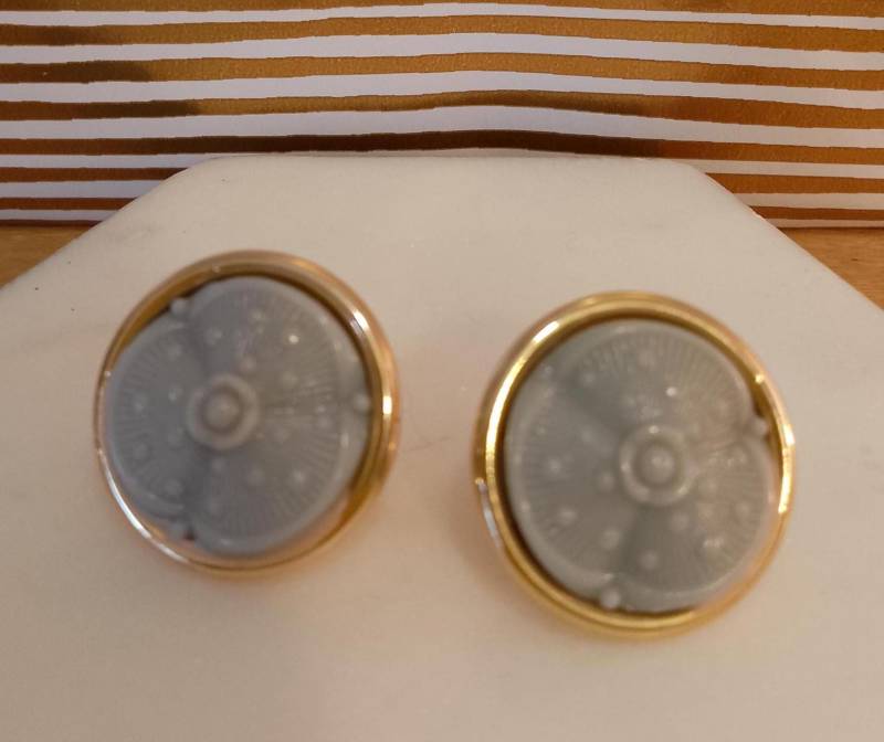 Runde Graue Cabochon Ohrringe, Blumen Design, Goldmontur, Ohrlöcher von Foxesncats