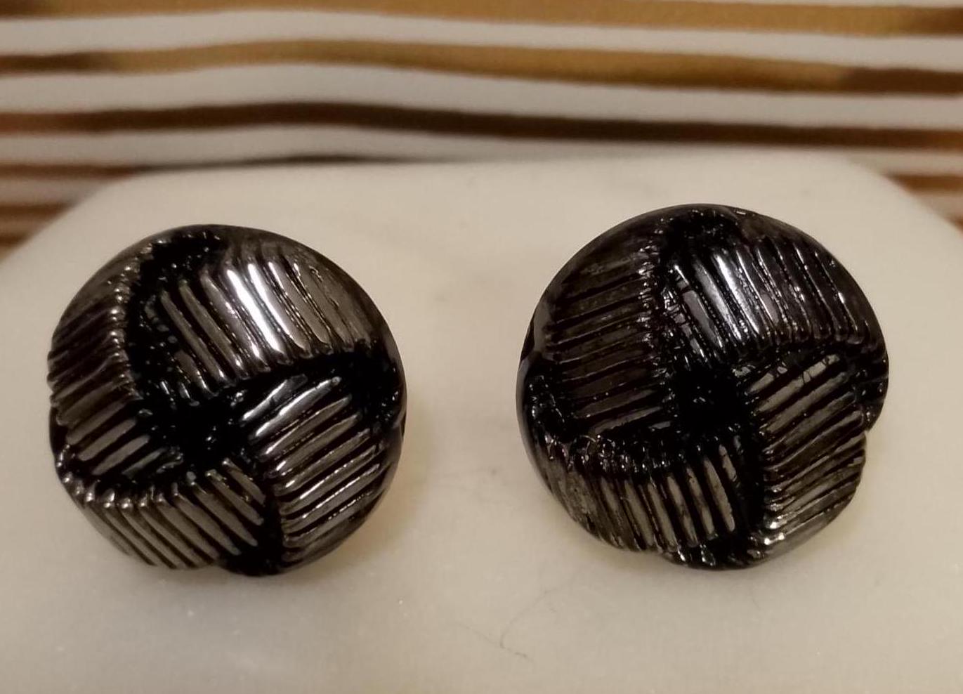 Runde Ohrstecker, Geflochtenes Muster, Silberfarben, Farbe Anthrazit Runde Ohrstecker, Geflochtenes Muster, Silberfarben, Farbe Anthrazit von Foxesncats