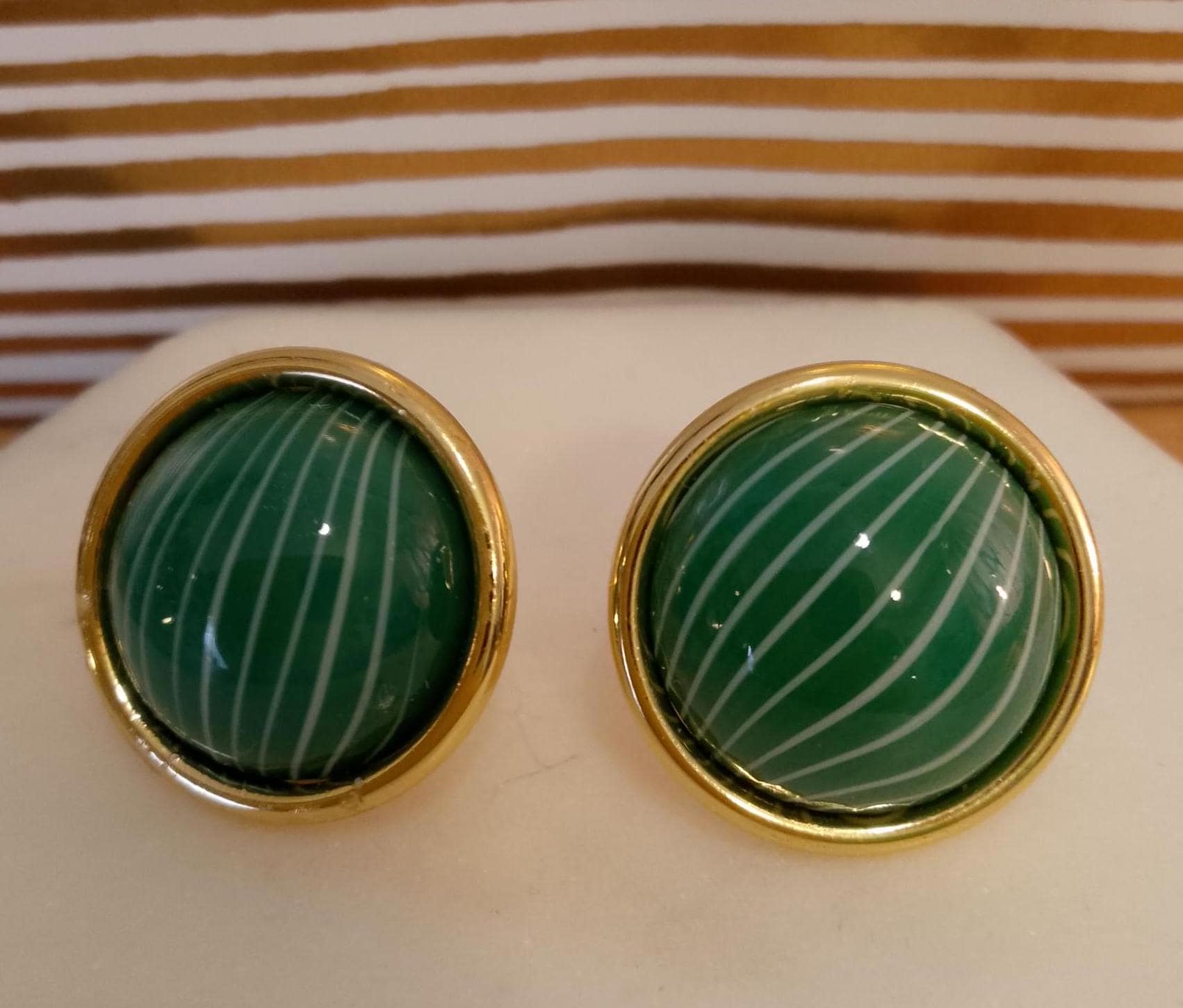 Runde Ohrstecker, Grüner Cabochon Auf Goldfarbener Basis, Dünne Weiße Adern Verlaufend von Foxesncats