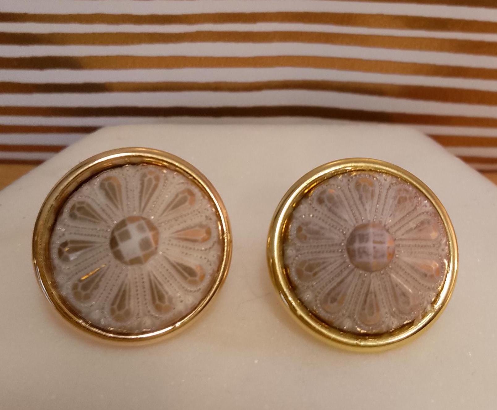 Runde Ohrstecker, Off White Mit Floralen Gold Details Auf Goldfarbener Basis von Foxesncats