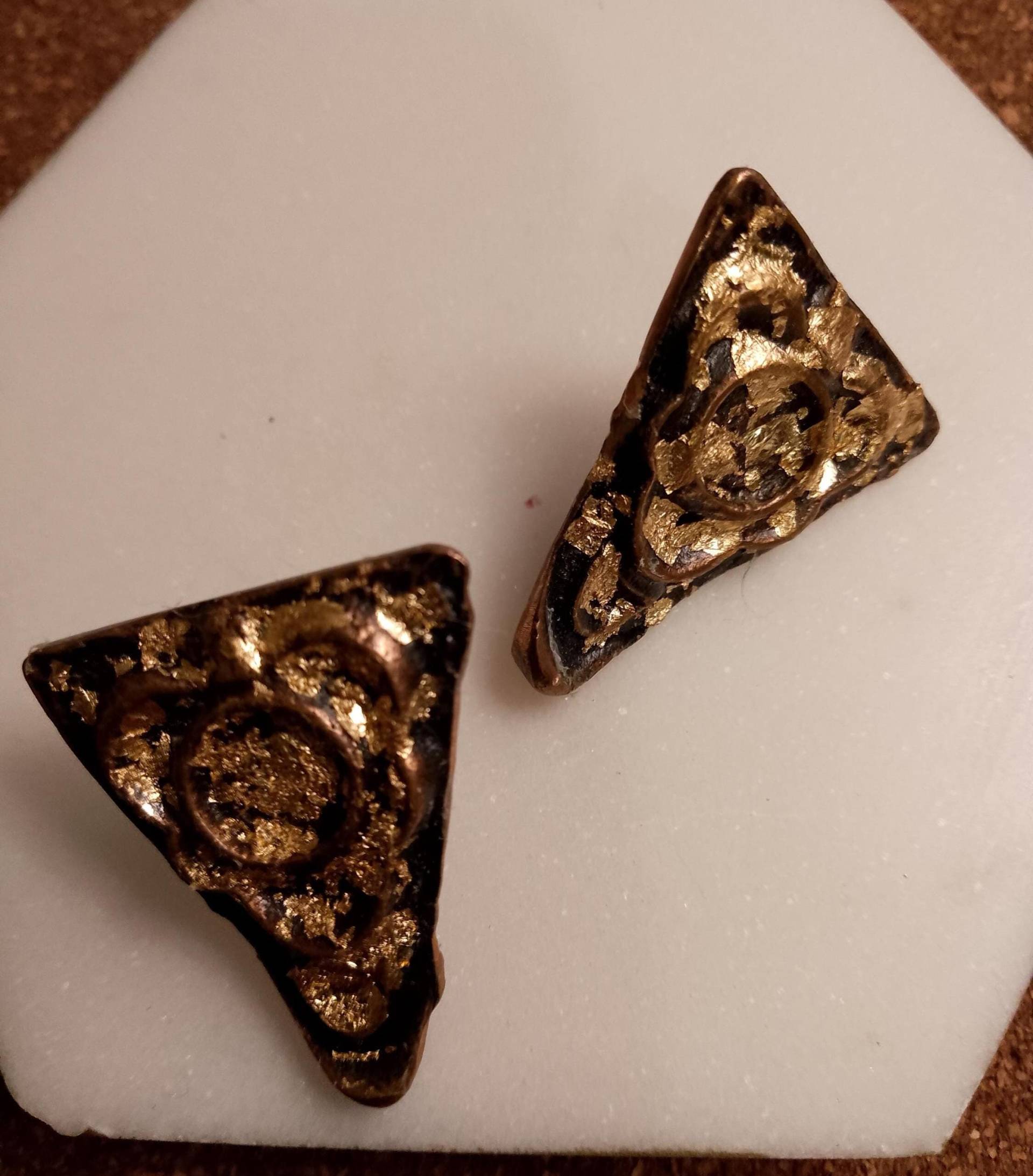 Vintage 80Er Jahre Dreieckige Ohrstecker Gold Auf Messing von Foxesncats