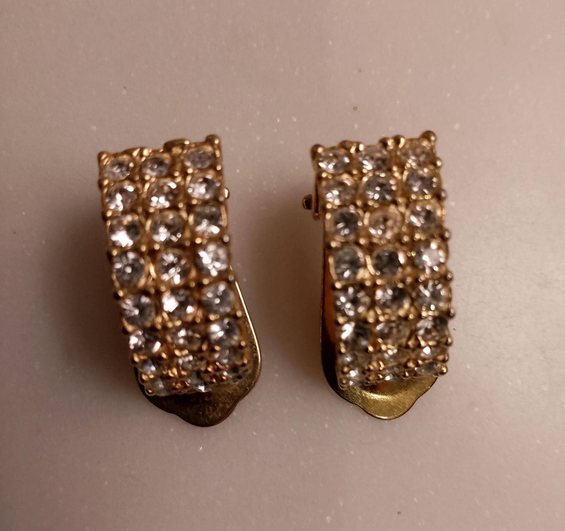 Vintage Strass Ohrclips Goldfarbene Halbschlaufe Vintage Strass Ohrclips Goldfarbene Halbschlaufe von Foxesncats