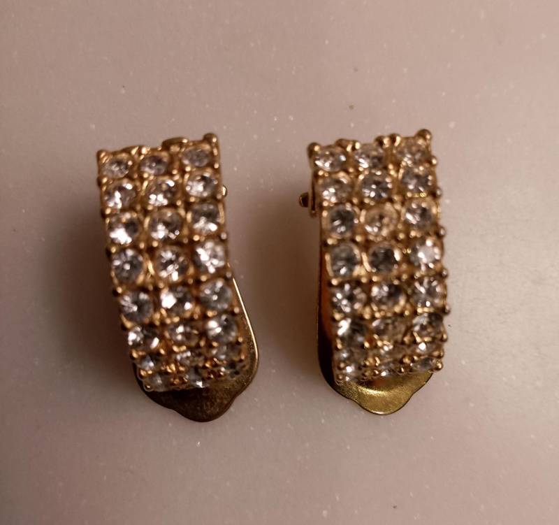 Vintage Strass Ohrclips Goldfarbene Halbschlaufe Vintage Strass Ohrclips Goldfarbene Halbschlaufe von Foxesncats